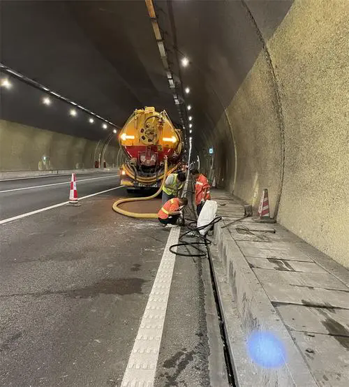 鹤壁隧道排水渠清淤